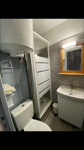 Bathroom sa Studio de la crique