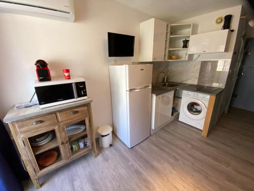 Kitchen o kitchenette sa Studio de la crique