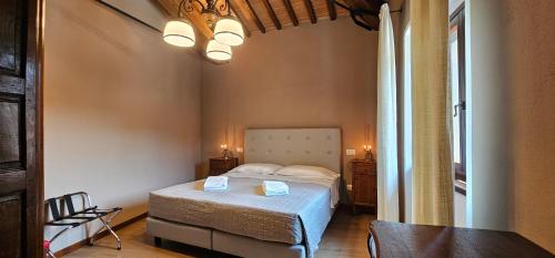 una camera da letto con un letto e un tavolo in una stanza di Antica Dimora ad Anghiari