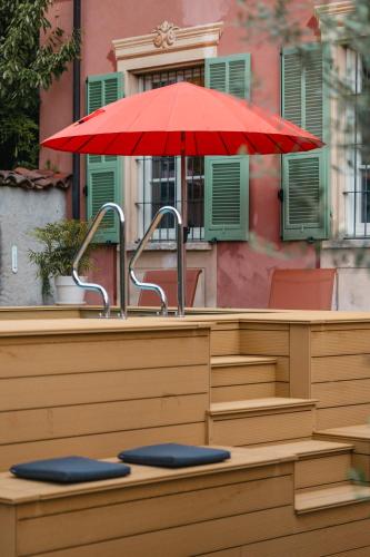 a red umbrella sitting on top of a table at Casa Victoria in Spigno Monferrato