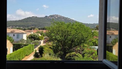 a view from a window of a town at Appartement spacieux, haut de villa, 3 chambres, 100 m2, 6 personnes, au calme in Six-Fours-les-Plages