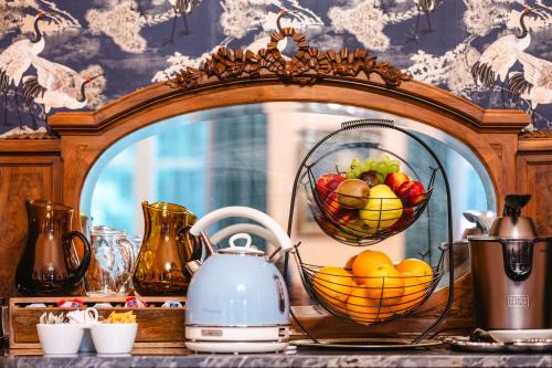 a mirror with a bowl of fruit and a tea kettle at Casa Victoria in Spigno Monferrato