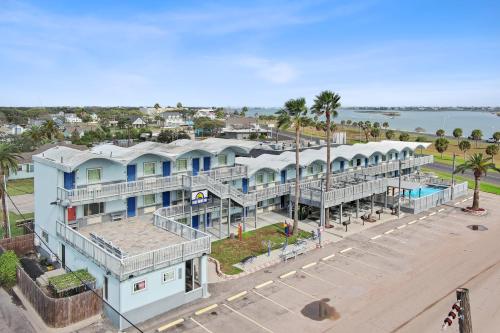 an aerial view of a building with a pool at Blue Wave Inn in Rockport