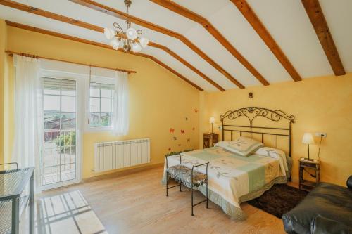 Un dormitorio con una cama y una ventana grande. en San Pelayo, en San Millán de Lara