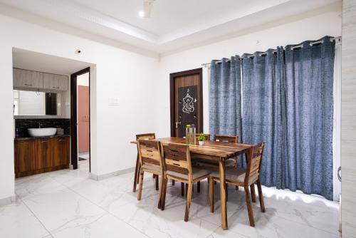Η κουζίνα ή μικρή κουζίνα στο 3 Bee's Service Apartments, Gachibowli