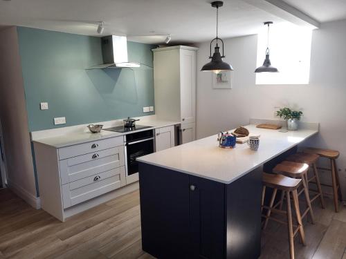una cocina con una gran isla con encimera en Fishermans Locker, en Bridport
