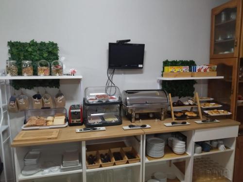 un tavolo con sopra del cibo di Puente Azud ad Avilés