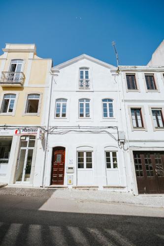 a white building on the side of a street at Casa dos Loiros in Figueira da Foz