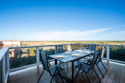 En balkon eller terrasse på Sunrise Over the Dunes Ocean Grove