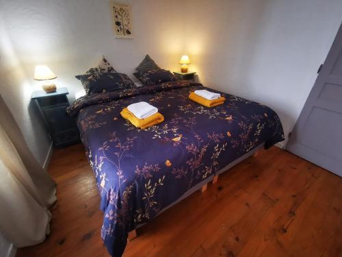 Ένα ή περισσότερα κρεβάτια σε δωμάτιο στο Bonjour les Hirondelles