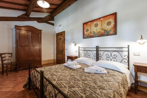 a bedroom with a bed with two towels on it at Podere Conte Ugo in Contignano