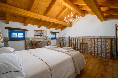 Una cama o camas en una habitación de Casa Belinda in Klarići - Haus für 4 Personen