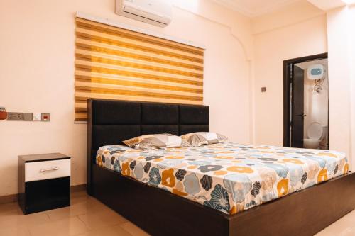 a bedroom with a bed in a room at Deluxe 1 BedRoom Adjiriganor RealShala in Ashalebotwe