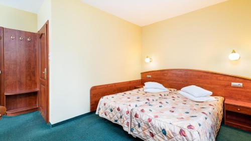 Ένα ή περισσότερα κρεβάτια σε δωμάτιο στο Hotel Halny