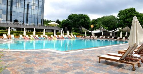 Bazén v ubytování Sheraton Istanbul Atakoy Hotel nebo v jeho okolí