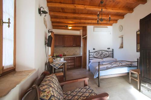 Káto KhóraにあるKapetan Manwlisの木製の天井が特徴のベッドルーム1室(ベッド1台付)