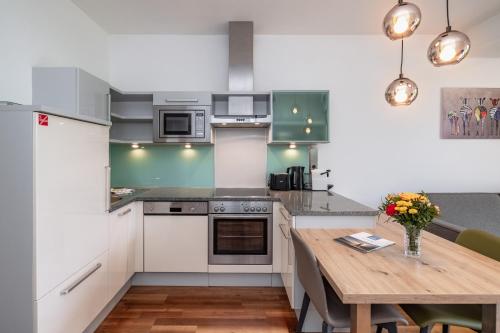 Una cocina o cocineta en Apartments Schluga