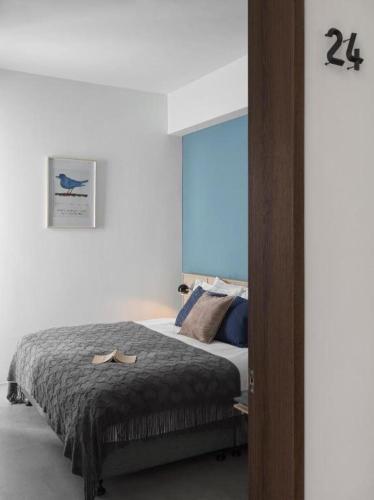 Una cama o camas en una habitación de 廷海特潮流民宿 武昌館 民宿編號2015 寵物友善設計旅宿 近微光集與鐵道藝術村