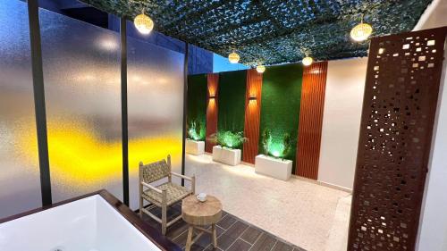 łazienka z wanną, stołem i roślinami w obiekcie sejour avec Jacuzzi et terrase au coeur du gueliz w Marakeszu