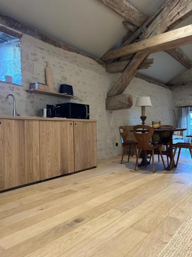 Η κουζίνα ή μικρή κουζίνα στο Châteauneuf Suites