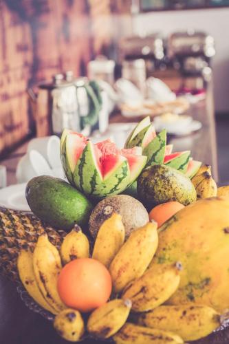本托塔Rockside Beach Resort的桌上装满水果和蔬菜的碗