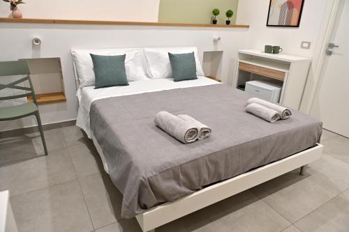 a bedroom with a bed with two towels on it at Domus Cassino Centro in Cassino