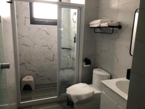 Un baño de 廷海特潮流民宿 武昌館 民宿編號2015 寵物友善設計旅宿 近微光集與鐵道藝術村