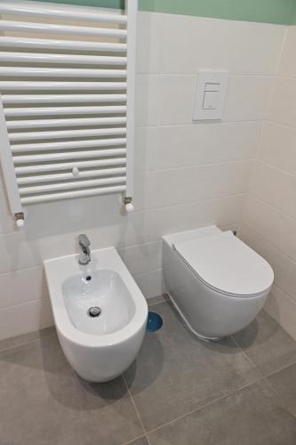 a bathroom with a white toilet and a sink at Domus Cassino Centro in Cassino