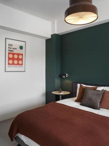 Una cama o camas en una habitación de 廷海特潮流民宿 武昌館 民宿編號2015 寵物友善設計旅宿 近微光集與鐵道藝術村
