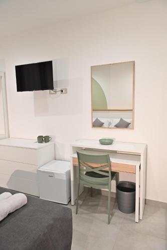a bedroom with a desk and a mirror and a bed at Domus Cassino Centro in Cassino
