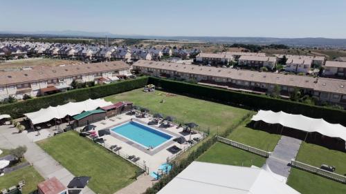 an aerial view of a courtyard with a swimming pool at ARVA Santiago León in León