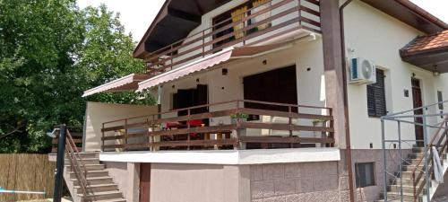 Una casa con un balcón con escaleras. en Mikijev konak, en Šabac