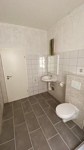 a bathroom with a toilet and a sink at Appartment Сoppenbrügge in Coppenbrügge