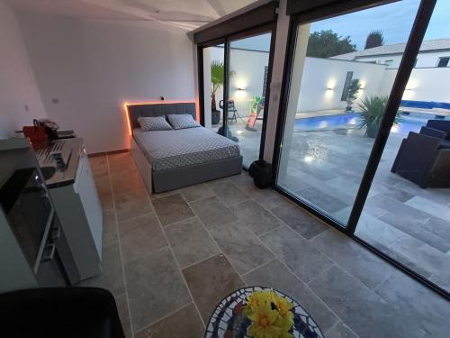 Ένα ή περισσότερα κρεβάτια σε δωμάτιο στο piscine privée studio
