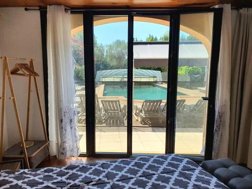 Fotografie z fotogalerie ubytování Beau studio avec piscine v Orange