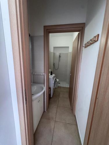 Un baño con bañera, lavabo e inodoro. en Casa Dora, en Turín