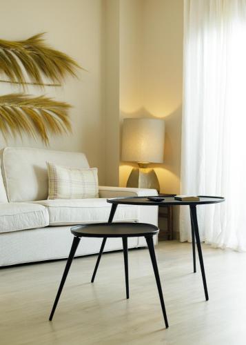 a living room with a couch and a table at Casa Ilda in Olhão