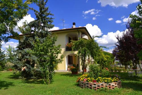 Un jardín fuera de B&B Il Pavone