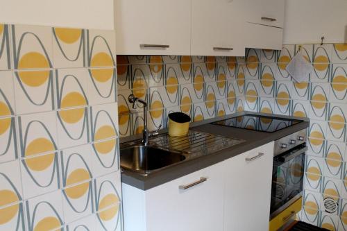 eine Küche mit Spüle und Arbeitsplatte in der Unterkunft COLOR HOUSE- Lecco's Lake in Lecco