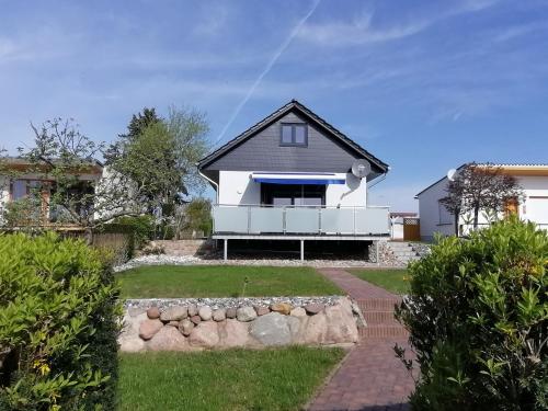a house with a black and white exterior at Ferienwohnung OG Seglerblick am Achterwasser in Ziemitz