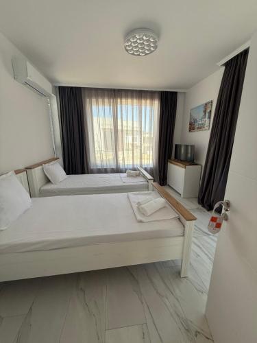 Postel nebo postele na pokoji v ubytování Aurum Villas Smokinya Beach 3