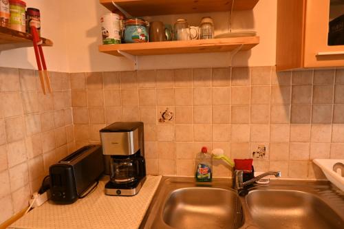Kuchyň nebo kuchyňský kout v ubytování Un étage entier dans une maison