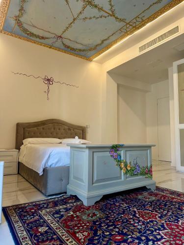 a bedroom with a bed and a coffered ceiling at Limonaieincentro in San Benedetto del Tronto