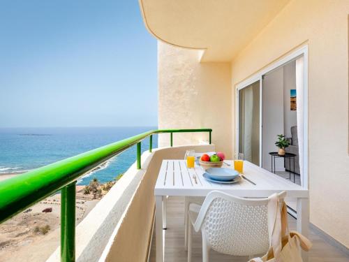 31 Los Cristianos front sea, pool free WiFi
