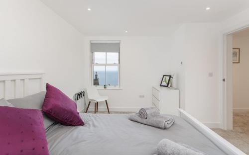 Postel nebo postele na pokoji v ubytování Stylish Brand New Apartment with Ocean Views Steps from Ventnor Beach, Award Winning Restaurants and Trails Perfect for Families and Couples for a Peaceful Coastal Escape