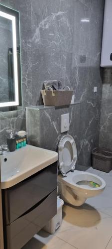 un bagno con un water e un lavandino di Avis 2 a Igalo