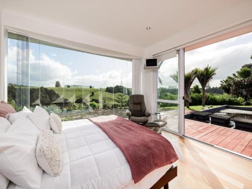 Giường trong phòng chung tại Solar House - Kerikeri Holiday House