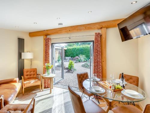 a living room with a table and chairs at Fioled - Uk40267 in Llangadfan