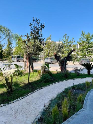 Κήπος έξω από το Emera Apartments