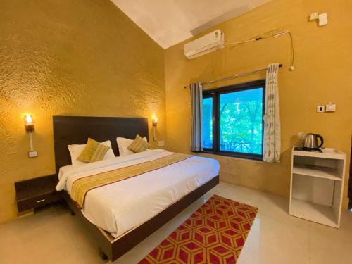 Un pat sau paturi într-o cameră la The Harikanta Corbett Resort